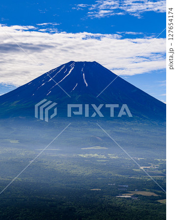 山梨県・夏の竜ヶ岳より望む富士山の絶景 山梨県・夏の竜ヶ岳より望む富士山の絶景 127654174