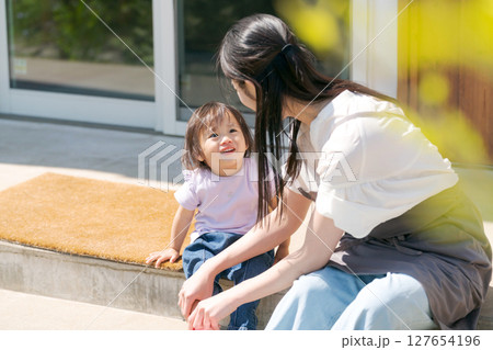 子供に靴を履かせるお母さん 子供に靴を履かせるお母さん 127654196