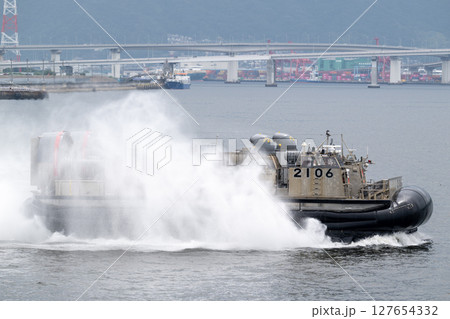 災害派遣を想定した海上自衛隊のLCACの展示航行 127654332