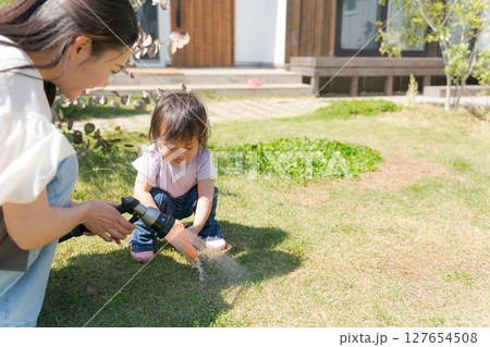 家庭菜園をする親子 127654508