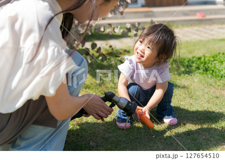 家庭菜園をする親子 127654510