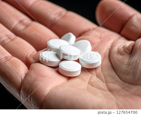 手のひらに乗せた錠剤 手のひらに乗せた錠剤 127654700