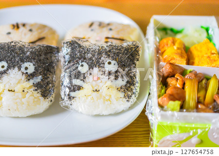 ラップを巻いた猫型のおにぎり弁当 ラップを巻いた猫型のおにぎり弁当 127654758
