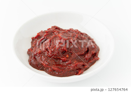 白背景に小皿に入れた豆板醤 127654764