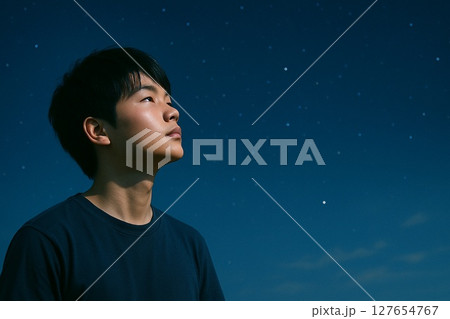 空を仰ぎ見る青年  希望・思索・季節感を映す横顔の表現、夜空 127654767