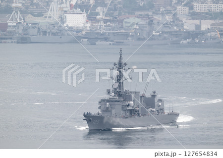 霞む呉基地を出港した海上自衛隊の護衛艦いなづま 霞む呉基地を出港した海上自衛隊の護衛艦いなづま 127654834