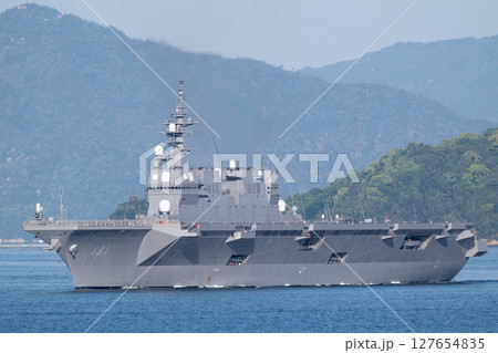 呉基地向けて航行中の海上自衛隊の護衛艦ひゅうが 127654835