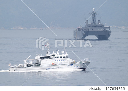 海上保安庁の巡視艇しまぎり と海上自衛隊の音響測定艦ひびき 海上保安庁の巡視艇しまぎり と海上自衛隊の音響測定艦ひびき 127654836