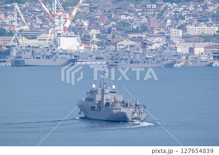 呉基地に帰港する海上自衛隊の敷設艦むろと 127654839