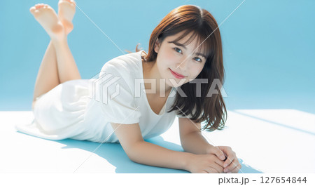 爽やかで自然な笑顔の若い日本人女性ポートレート 127654844