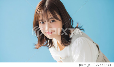 爽やかで自然な笑顔の若い日本人女性ポートレート 爽やかで自然な笑顔の若い日本人女性ポートレート 127654854