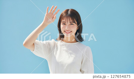 爽やかで自然な笑顔の若い日本人女性ポートレート 127654875