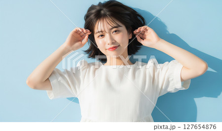 爽やかで自然な笑顔の若い日本人女性ポートレート 127654876