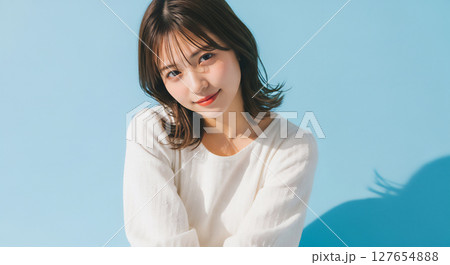 爽やかで自然な笑顔の若い日本人女性ポートレート 127654888