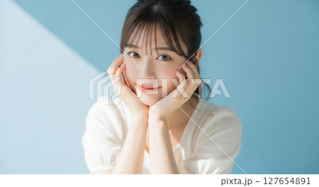 爽やかで自然な笑顔の若い日本人女性ポートレート 爽やかで自然な笑顔の若い日本人女性ポートレート 127654891