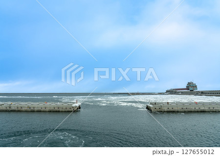 北海道紋別市 流氷が入ってきている紋別港の眺め 北海道紋別市 流氷が入ってきている紋別港の眺め 127655012