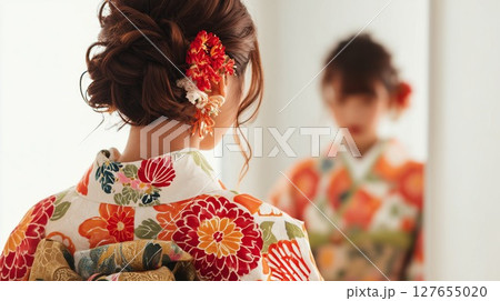 鏡を見る華やかな着物姿の女性 鏡を見る華やかな着物姿の女性 127655020
