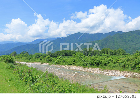 初夏の安曇野　緑の山と川 127655303