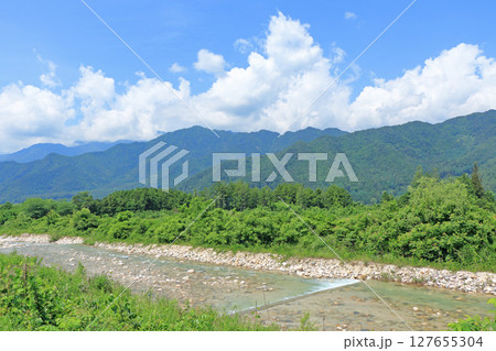 初夏の安曇野 緑の山と川 初夏の安曇野 緑の山と川 127655304