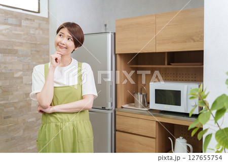 キッチンにいる考える女性 キッチンにいる考える女性 127655754