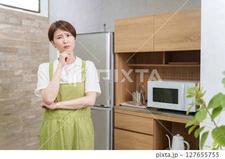 キッチンにいる考える女性 127655755