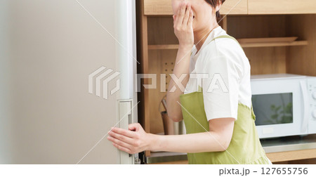 臭い冷蔵庫に悩む女性 127655756