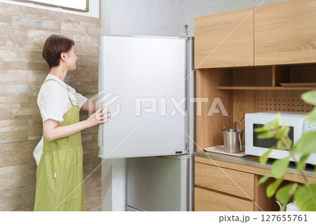 冷蔵庫を開ける女性 127655761