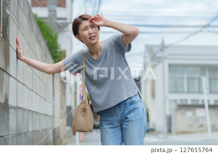 めまいがする女性 127655764