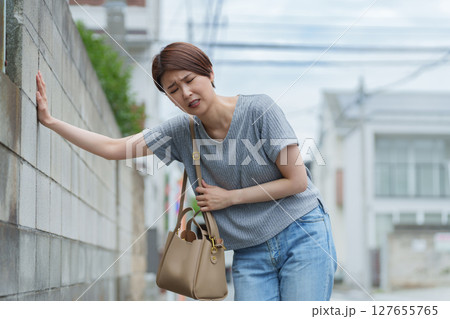 体調不良の女性 体調不良の女性 127655765