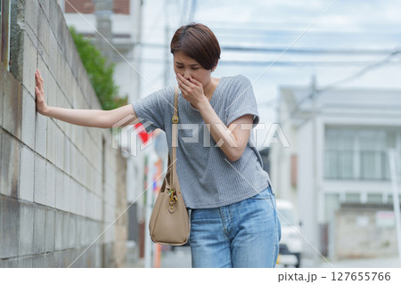 吐き気がする女性 127655766