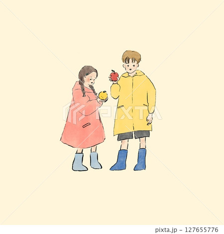 レインコートを着てフルーツを持っている子どもたち 127655776