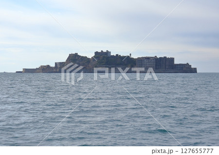 軍艦島（端島） 北東から見た高層RC造アパート群の景色 127655777