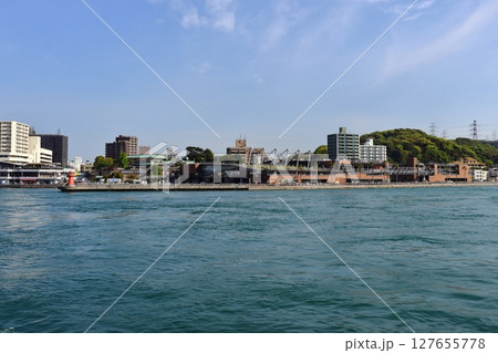 下関港沖合から眺めた唐戸市場、カモンワーフの風景（山口県下関市） 127655778