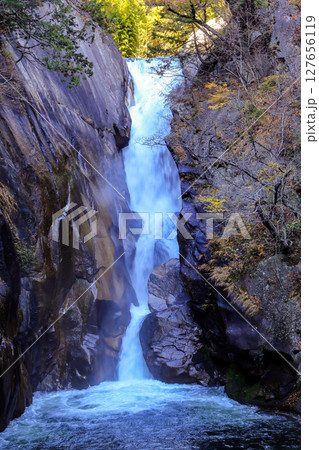 国の特別名勝　秋の昇仙峡荒川源流の仙娥滝 127656119