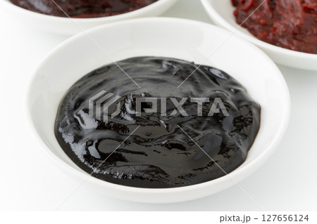 小皿に入れた甜麺醤 127656124