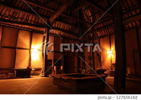 和風イメージ、古い和傘と和の風景 127656168