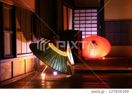 和風イメージ、古い和傘と和の風景 和風イメージ、古い和傘と和の風景 127656169