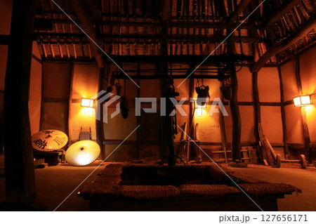 和風イメージ、古い和傘と和の風景 127656171