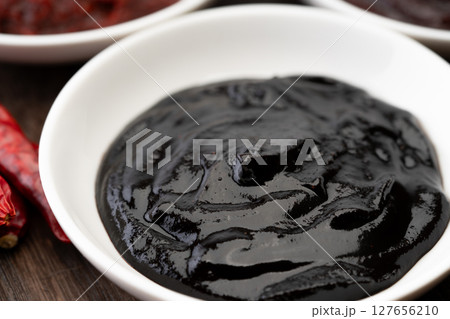 小皿に入れた甜麺醤 小皿に入れた甜麺醤 127656210