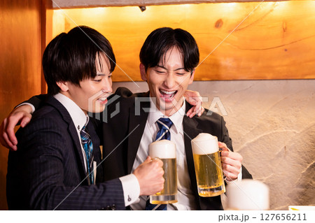 飲み会　居酒屋で乾杯している若者 127656211