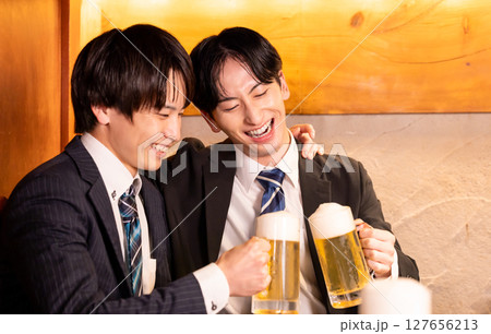 飲み会　居酒屋で乾杯している若者 127656213