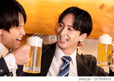 飲み会　居酒屋で乾杯している若者 127656220