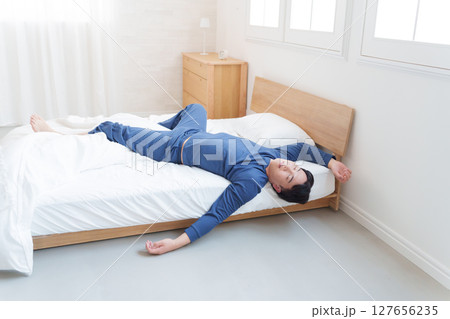 寝相が悪い男性 127656235