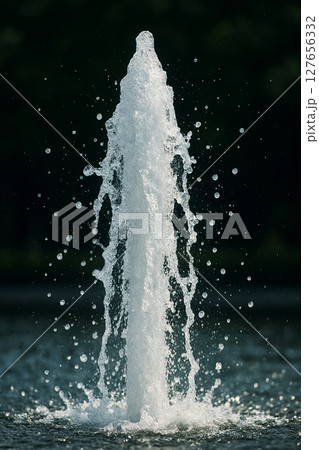 水しぶきをあげる噴水 127656332