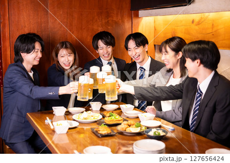 飲み会　居酒屋で乾杯している若者 127656424