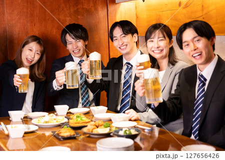 飲み会 居酒屋で乾杯している若者 飲み会 居酒屋で乾杯している若者 127656426