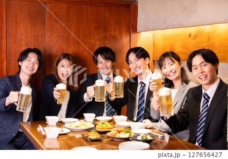 飲み会　居酒屋で乾杯している若者 127656427