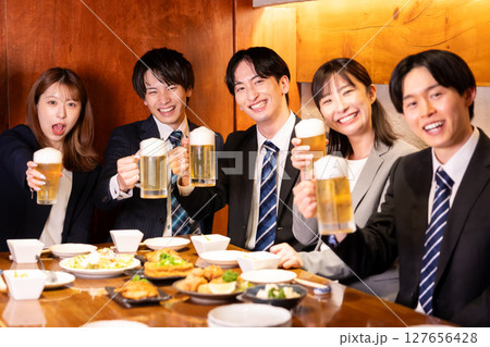 飲み会　居酒屋で乾杯している若者 127656428