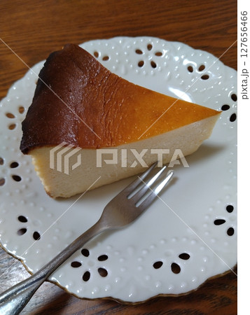 白い皿に乗ったバスクチーズケーキ 白い皿に乗ったバスクチーズケーキ 127656466