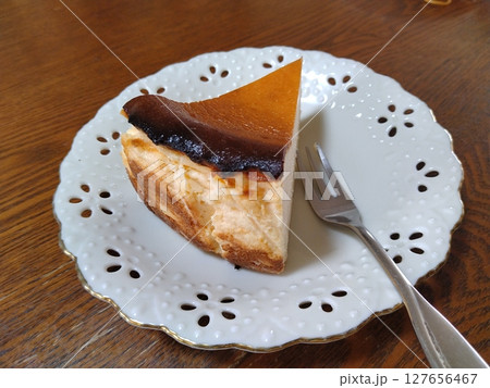 白い皿に乗ったバスクチーズケーキ 127656467